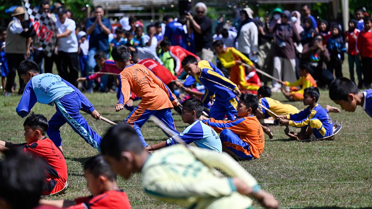 Keseruan Ratusan Siswa Bermain Permainan Tradisional