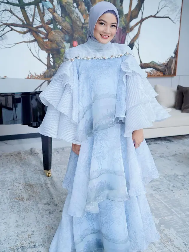 Titi Kamal berhijab aura cantiknya terpancar