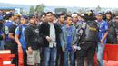Suporter Persib antre masuk Stadion Gelora Bandung Lautan Api, Bandung, Selasa (16/1). Persib akan menjamu Sriwijaya FC pada laga perdana Piala Presiden 2018 yang akan dibuka oleh Presiden Joko Widodo. (Liputan6.com/Helmi Fithriansyah)