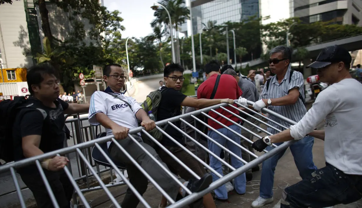 Massa pro-demokrasi (kiri) terlibat bentrok dengan kelompok anti-demokrasi di Admiralty, Hong Kong, (13/10/2014). (REUTERS/Carlos Barria)
