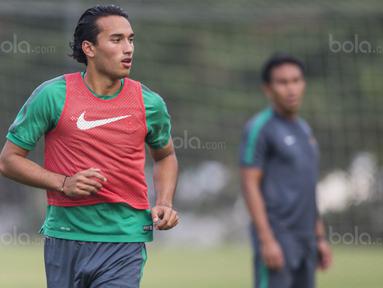 Striker Timnas Indonesia U-22, Ezra Walian, meminta bola saat latihan di Lapangan SPH Karawaci, Banten, Jumat (11/8/2017). Ini merupakan latihan terakhir sebelum berangkat ke Malaysia. (Bola.com/Vitalis Yogi Trisna)