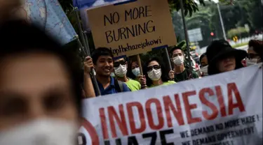 Warga Malaysia menggelar aksi protes di depan Kedubes Indonesia di Kuala Lumpur, Malaysia, Jumat (18/9/2015). Kebakaran hutan yang terjadi di Riau menyebabkan kabut asap yang menganggu aktivitas mereka. (AFP Photo/Manan Vatsyayana)
