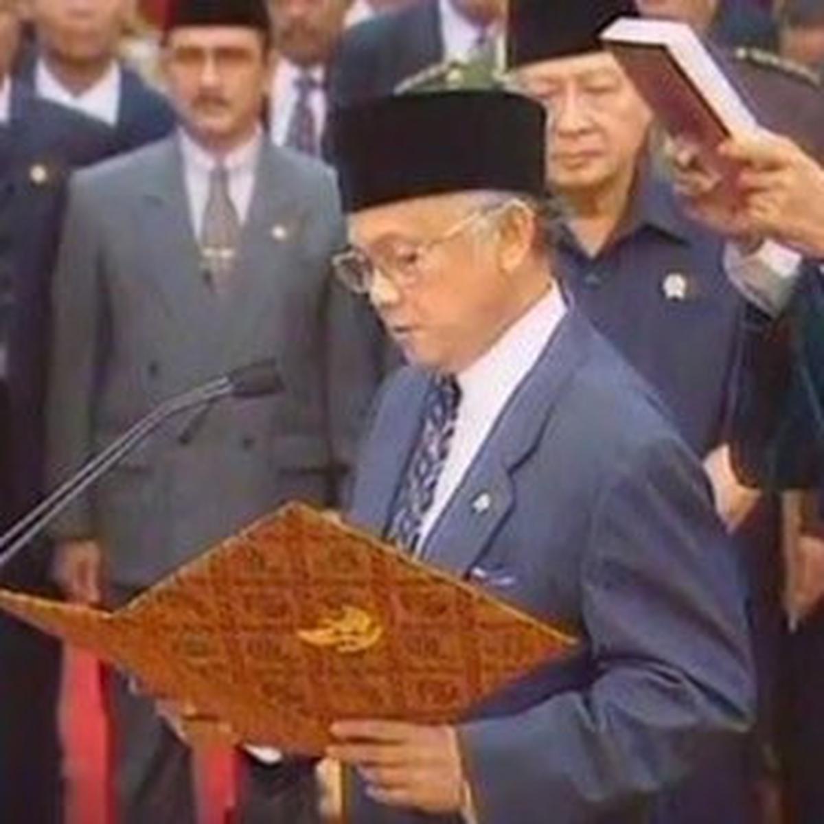 Ketika Soeharto dan Habibie Tak Saling Sapa di Istana Negara