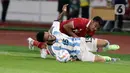 Tembakan pertama Argentina ke gawang Timnas Indonesia akhirnya hadir di menit ke-10. Namun, tandukan German Pezzella yang menjadi kapten masih melambung. Dari tendangan gawang, kiper Indonesia Ernando Ari melakukan kesalahan yang hampir berbuah gol. (Liputan6.com/Helmi Fithriansyah)