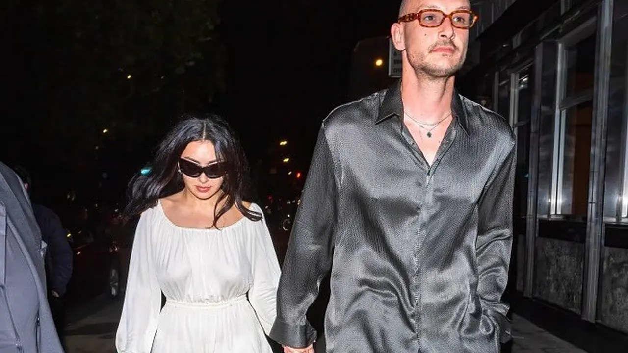 Gaya Santai Nan Stylish Charli XCX dan George Daniel di After Party Pernikahan Mereka