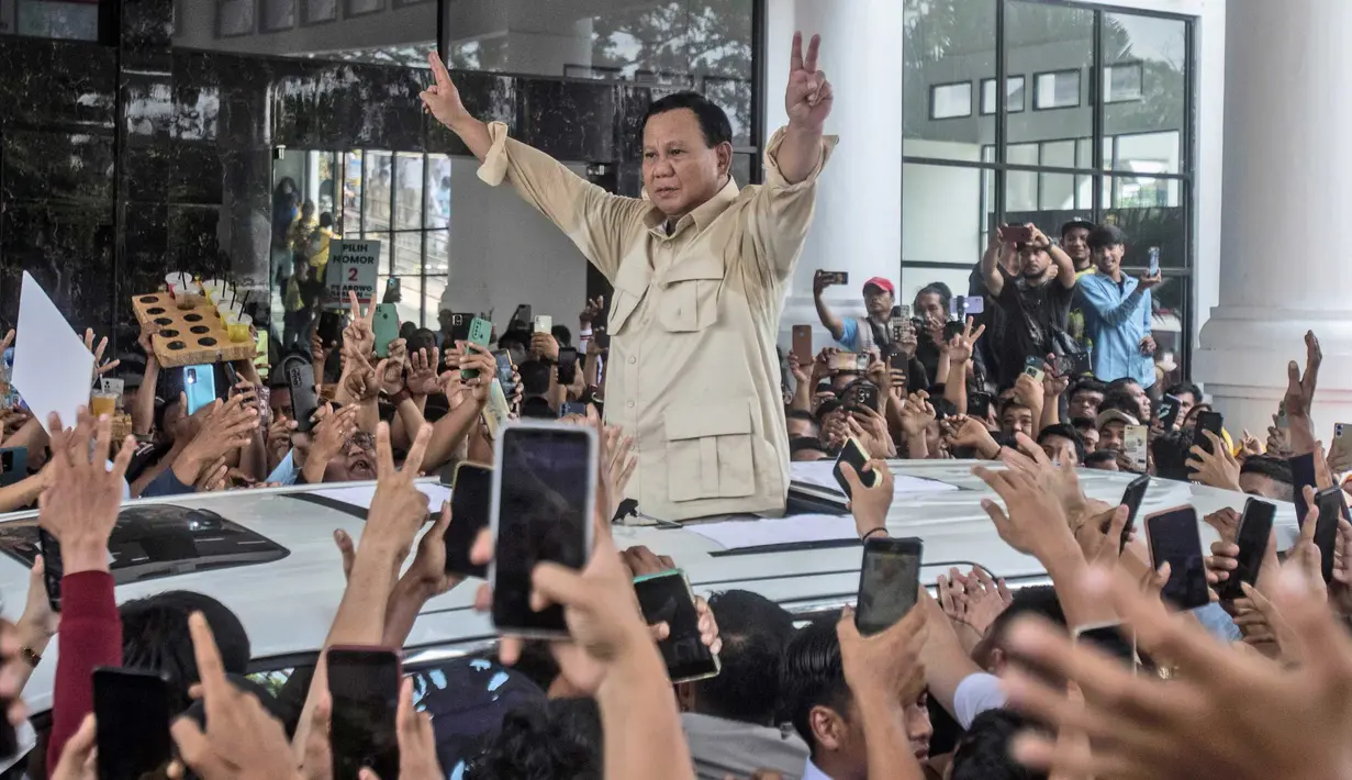 Prabowo terlihat menyapa pendukungnya sambil berdiri di mobil yang ditumpanginya. (AP Photo/Binsar Bakkara)