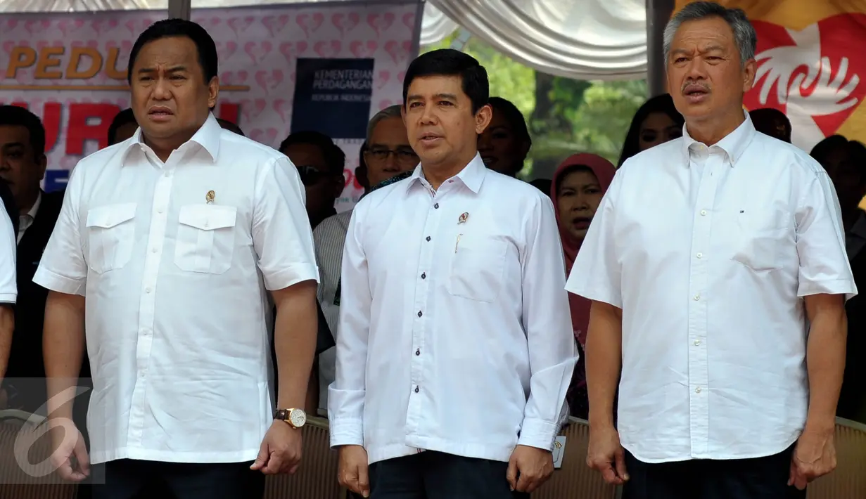 Mendag Rachmat Gobel (kiri) bersama Menpan RB, Yuddy Chrisnandi (tengah) dan pendiri Artha Graha Group Tomy Winata ketika menghadiri acara "Kick Off Pasar Murah Artha Graha Peduli",  di Jakarta, Senin (29/6/2015). (Liputan6.com/Johan Tallo)