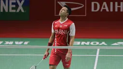 Tiga wakil Indonesia yang tumbang adalah Jonatan Christie yang kalah dari wakil Cina, Zhao Jun Peng dengan rubber game 21-10, 14-21 dan 11-21. Sementara dua wakil lainnya, Tommy Sugiarto disingkirkan pebulu tangkis Hong Kong, Lee Cheuk yiu dan Shesar Hiren Rustavito harus mengakui keunggulan peringkat satu BWF sekaligus unggulan pertama, Viktor Axelsen dari Denmark. (Bola.com/Ikhwan Yanuar)