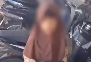 Di balik perilaku yang mengkhawatirkan tersebut, tersimpan kisah hidup pilu sang bocah. (Foto: Istimewa)