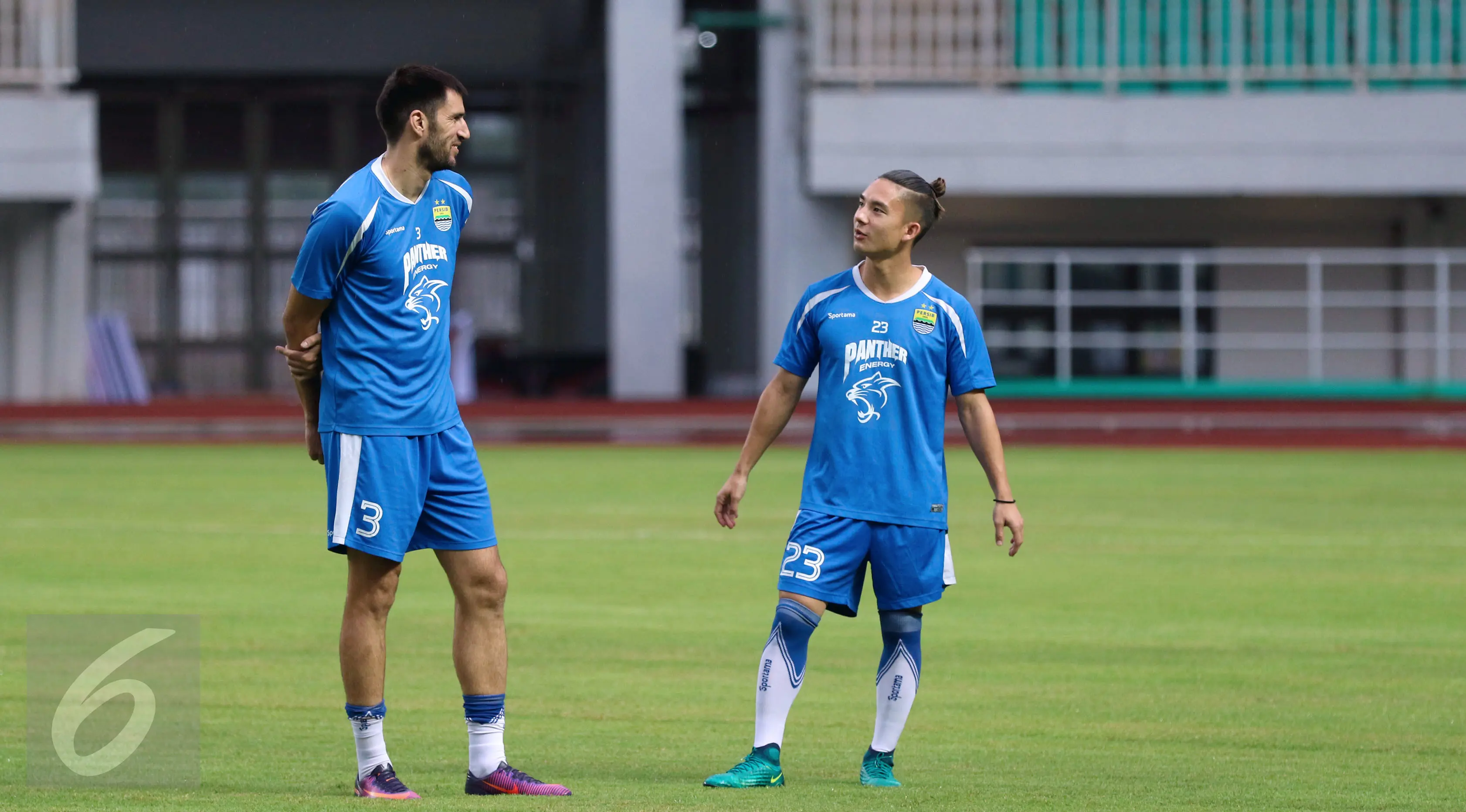 Gelandang Persib, Kim Jeffrey Kurniawan (kanan) berbincang dengan Vladimir Vujovic jelang latihan Persib Bandung. (Liputan6.com/Helmi Fithriansyah)