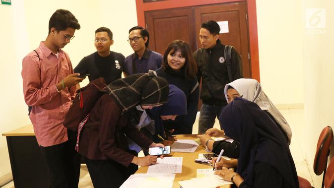 Peserta mengikuti kompetisi News Presenter dalam rangkaian EGTC 2018 di UGM, Yogyakarta, Selasa (16/10). Selain kompetisi news presenter, EGTC 2018 menghadirkan kompetisi inspiring sharing dan entertainment talk. (Liputan6.com/Herman Zakharia)