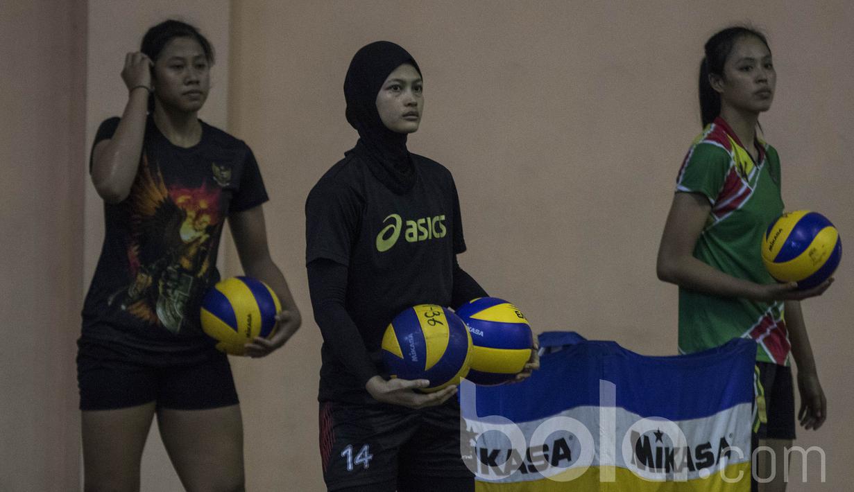 Pevoli Indonesia, Asih Pangestuti, saat mengikuti pemusatan latihan nasional jelang SEA Games di Padepokan Voli Sentul, Bogor, Rabu (17/5/2017). (Bola.com/Vitalis Yogi Trisna)