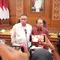 Menteri Lingkungan Hidup (Menteri LH) Jumhur Hidayat menyampaikan pernyataan bersama Gubernur Bali Wayan Koster terkait pemilahan sampah. (dok. Biro Humas KLH)