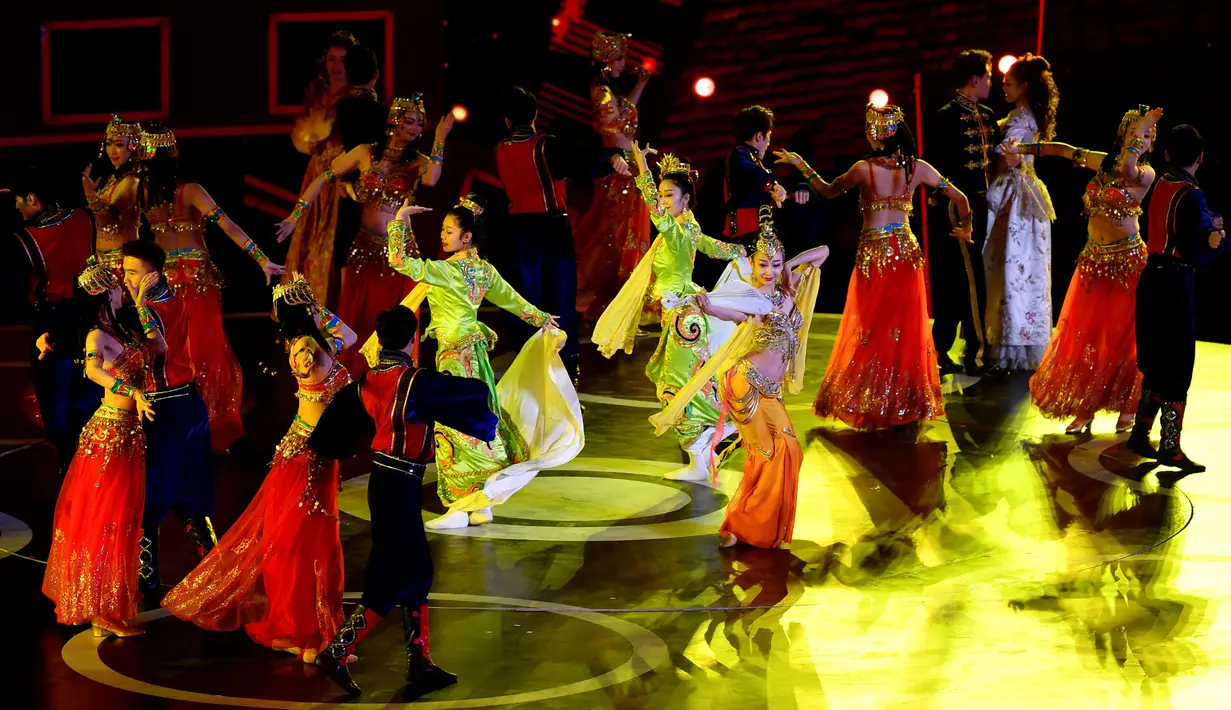 Para penampil menyuguhkan pertunjukan dalam upacara pembukaan Festival Film Internasional Jalur Sutra ke-7 di Xi'an, ibu kota Provinsi Shaanxi, China barat daya, pada 11 Oktober 2020. Acara yang berlangsung enam hari ini diikuti lebih dari 3.000 film dari 116 negara dan kawasan. (Xinhua/Zhang Bowen)
