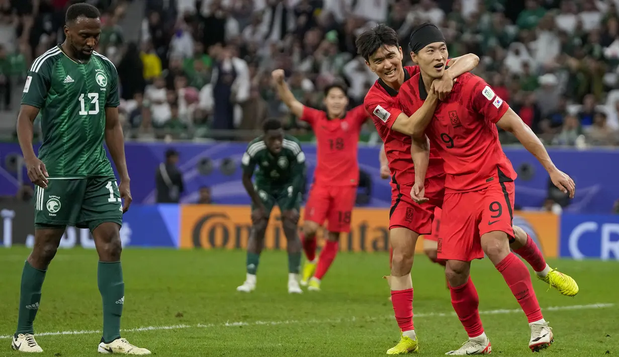 Selebrasi striker Timnas Korea Selatan, Cho Gue-Sung (kanan) setelah mencetak gol penyeimbang 1-1 ke gawang Arab Saudi pada laga babak 16 besar Piala Asia 2023 di Education City Stadium, Al Rayyan, Qatar, Rabu (31/1/2024) dini hari WIB. (AP Photo/Thanassis Stavrakis)