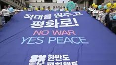 Para aktivis Korea Selatan memegang spanduk besar bertuliskan "No War, Yes Peace" dalam sebuah unjuk rasa di Seoul pada tanggal 25 Juni 2024. (Jung Yeon-je/AFP)