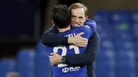 Pelatih Chelsea, Thomas Tuchel, memeluk Ben Chilwell usai mengalahkan Real Madrid pada leg kedua semifinal Liga Champions, di Stadion Stamford Bridge, Kamis (06/05/2021). Chelsea menang dengan skor 2-0. (AP Photo/Alastair Grant)