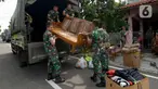 Sejumlah prajurit TNI Kodam Jaya memindahkan barang-barang milik warga saat proses pengosongan rumah dinas Kodam Jaya di Jakarta Pusat, Kamis (30/1/2020). Sebanyak 10 rumah dikosongkan karena penghuni tidak memiliki hak izin tinggal di rumah tersebut. (merdeka.com/Imam Buhori)
