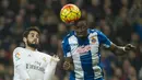Gelandang Espanyol, Pape Diop, duel udara dengan gelandang Real Madrid, Isco, pada laga La Liga. Pada pertandingan itu Madrid menguasai jalannya pertandingan dengan penguasaan bola 66 persen. (AFP/Curto De La Torre)