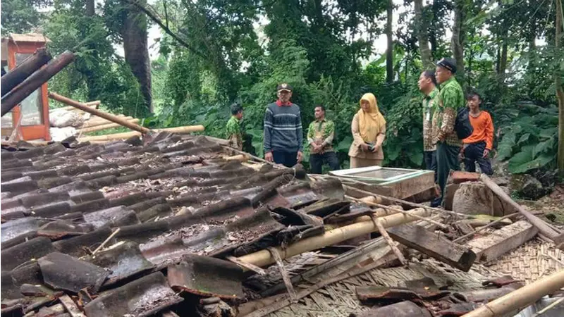 Detik-Detik Nenek Asal Jember Selamat dari Runtuhan Rumah