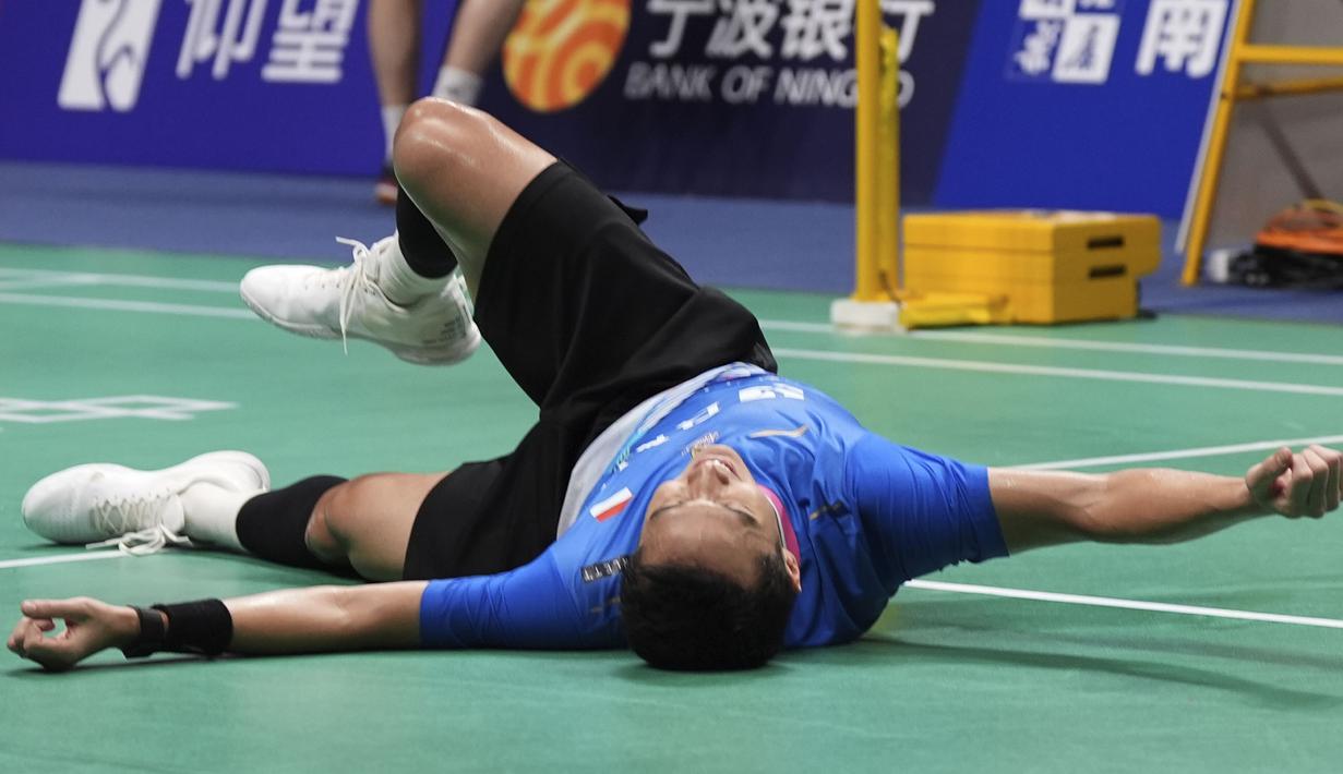 Selebrasi kemenangan pebulu tangkis tunggal putra Indonesia, Jonatan Christie setelah mencetak poin terakhir saat menghadapi wakil China, Li Shi Feng pada laga final Badminton Asia Championship 2024, Minggu (14/4/2024) di Ningbo Olympic Sports Center Gymnasium, China. Jonatan Christie menang dua gim langsung, 21-15, 21-16. (AP Photo)