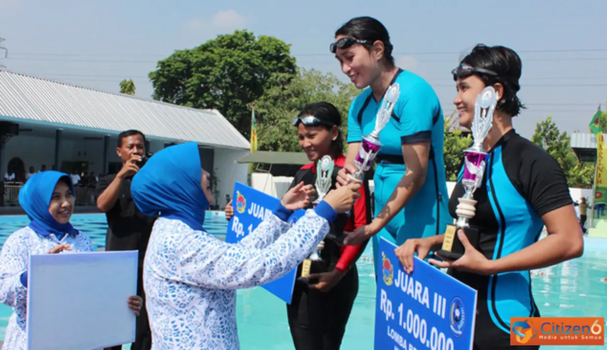 Citizen6, Surabaya: Pemberian hadiah langsung diberikan oleh Ketua Pengurus Gabungan Jalasenastri Korps Marinir Ny. Meidy Astusti A. Faridz Washington dan diakhiri dengan Foto bersama. (Pengirim: Budi Abdillah).