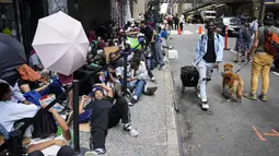 Hotel Roosevelt yang bersejarah dan berada di tengah kota Manhattan, kini diubah untuk menjadi tempat penampungan bagi para pencari suaka. (AP Photo/John Minchillo)