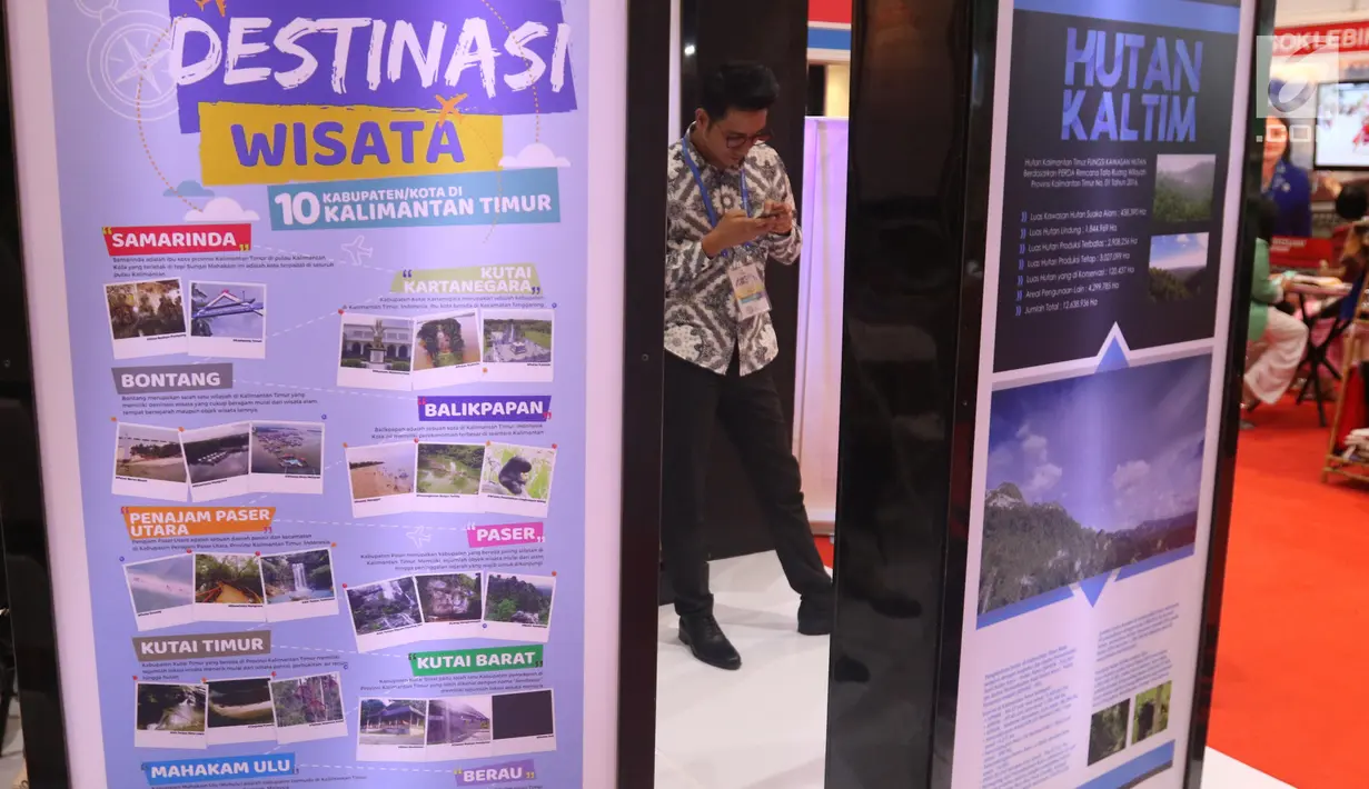 Destinasi wisata Kalimantan Timur terpampang pada sebuah stan saat pameran Apkasi Otonomi Expo (AOE) di JCC Jakarta, Rabu (3/7/2019). AOE 2019 berlangsung di Hall A dan Hall B Jakarta Convention Center (JCC). (Liputan6.com/Angga Yuniar)