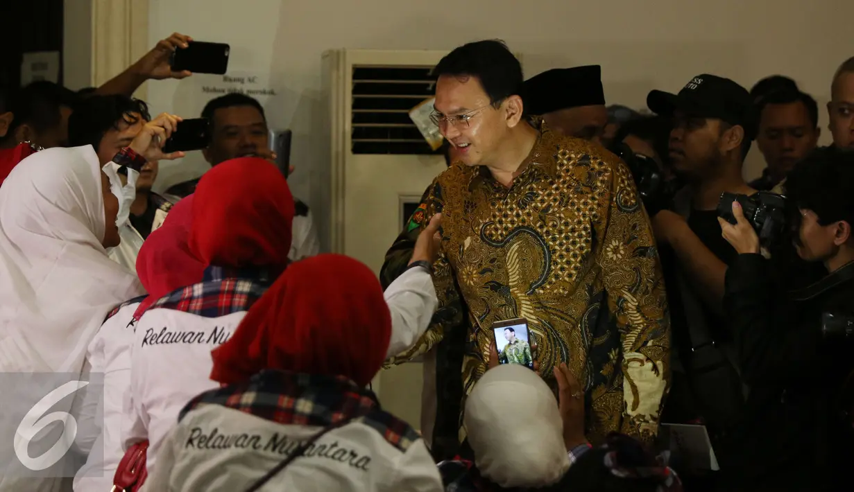 Cagub DKI Jakarta, Basuki Tjahaja Purnama (kanan) menyalami Relawan Nusantara saat menghadiri peringatan Maulid Nabi Muhammad SAW 1438H di Jakarta, Minggu (15/1). Acara dihadiri ratusan anggota Relawan Nusantara. (Liputan6.com/Helmi Fithriansyah)