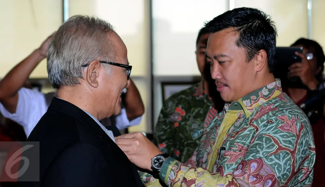 Menpora, Imam Nahrawi (kanan) menyematkan pin kepada pengurus Special Olympics Indonesia (SOIna) di Jakarta, Kamis (30/6). SOIna merupakan organisasi pelatihan dan kompetisi olahraga bagi penyandang Tunagrahita. (Liputan6.com/Helmi Fithriansyah)