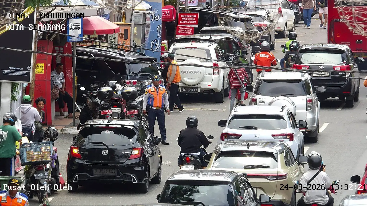 kendaraan yang memadati ruas jalan di Kota Semarang akibat kebijakan one way lokal saat arus balik