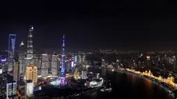 Foto 26 Oktober 2020 dari Sinar Mas Plaza memperlihatkan pemandangan di sepanjang Sungai Huangpu di Shanghai, China. Pertunjukan cahaya akan digelar pada 5 November untuk merayakan pembukaan Pameran Impor Internasional China ketiga, yang berlangsung di Shanghai pada 5-10 November. (Xinhua/Fang Zhe)
