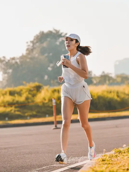 <p>Masih dalam olahraga lari, kali ini Gisel tampil serba putih. Dalam media sosialnya Gisel mengatakan bahwa ia senang menggeluti olahraga lari untuk membakar kalori. [Instagram/gisel_la]</p>
