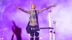 Machine Gun Kelly dalam konser di Cleveland pada 13 Agustus 2022. (Amy Harris/Invision/AP)