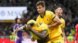 Aksi berkelas Matteo Gabbia membuat Leao terhindar dari kartu kuning. (AP Photo/Luca Bruno)