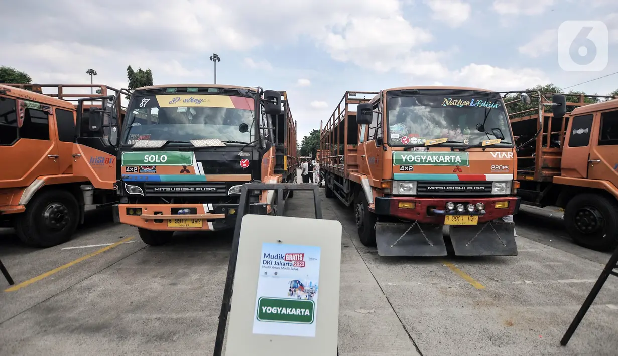<p>Sejumlah truk pengangkut sepeda motor peserta mudik terparkir di Terminal Pulo Gadung, Jakarta, Selasa (26/4/2022). Jadwal keberangkatan mudik gratis pada 26 April 2022 dengan menggunakan truk khusus untuk sepeda motor dan 27 April 2022 menggunakan bus AKAP untuk penumpang. (merdeka.com/Iqbal S. Nugroho)</p>
