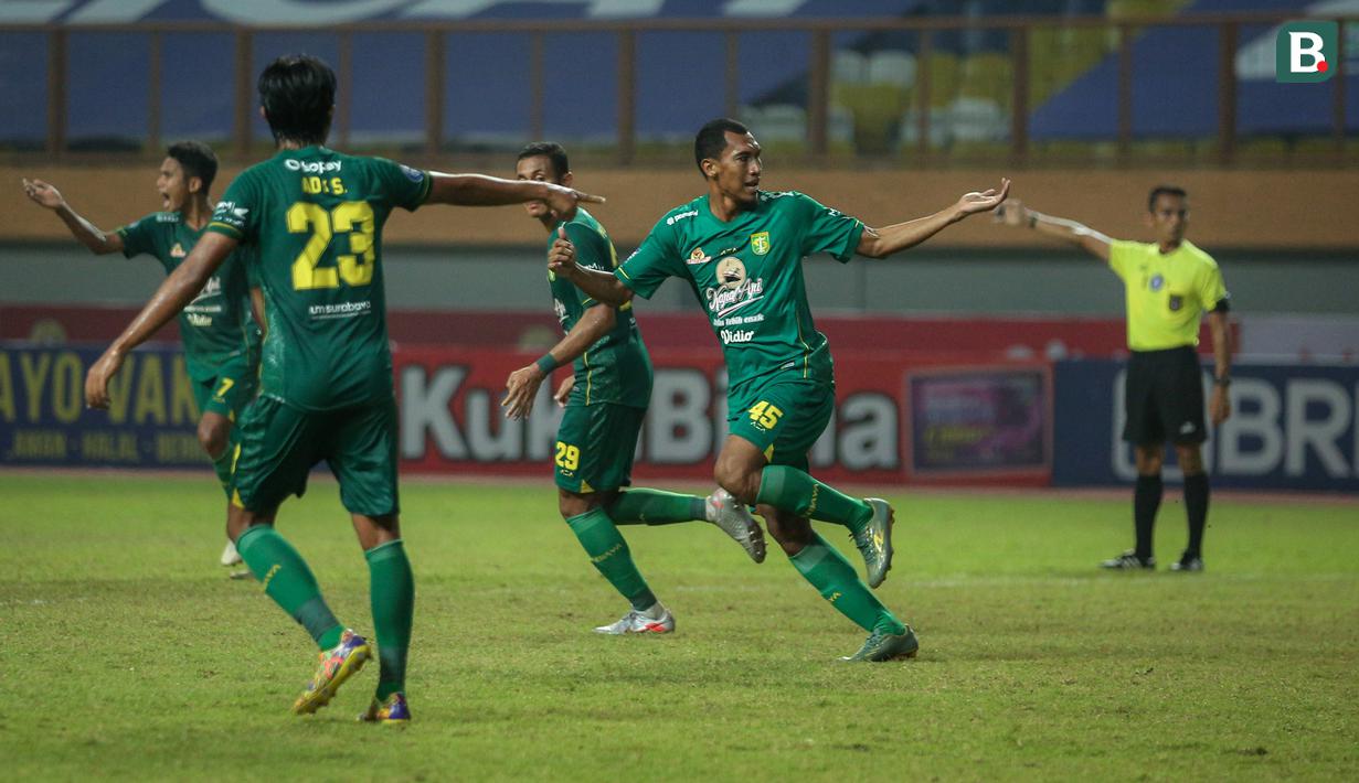 Pemain Persebaya Surabaya, Johan Yoga Utama (kanan) merayakan gol kedua timnya ke gawang PSIS Semarang dalam laga pekan ke-6 BRI Liga 1 2021/2022 di Stadion Wibawa Mukti, Cikarang, Minggu (03/10/2021). (Bola.com/Bagaskara Lazuardi)