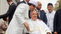 Kedua pemimpin umat beragama tersebut terlihat saling menghormati. Paus Fransiskus mencium tangan Imam Besar Masjid Istiqlal, Nasaruddin Umar. Dan Imam Besar Masjid Istiqlal mencium kepala Paus Fransiskus. (Liputan6.com/Herman Zakharia)