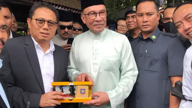 Potret Penjagub Gorontalo Hamka Hendra Beri PM Malaysia Cinderamata Karawo