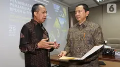 (Ki-ka) Dirut BPDLH, Djoko Hendratto berbincang dengan Direktur Ford Foundation Indonesia Alexander Irwan usai penandatanganan Perjanjian Kerja Sama dana lingkungan melalui Badan Pengelola Dana Lingkungan Hidup (BPDLH) di Wisma Antara, Jakarta, Selasa (29/03/2022). (Liputan6.com/Fery Pradolo)