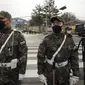 Tentara Korea Selatan berjaga-jaga sebelum member grup K-Pop BTS, Jin memasuki wajib militer untuk bertugas di depan kamp pelatihan tentara di Yeoncheon, Selasa (13/12/2022). Menyambut keberangkatan Jin BTS wamil, penggemar (ARMY) menaikkan tagar #UntilWeMeetAgainJin yang artinya #SampaiKitaBertemuLagiJin. (AP Photo/Ahn Young-joon)