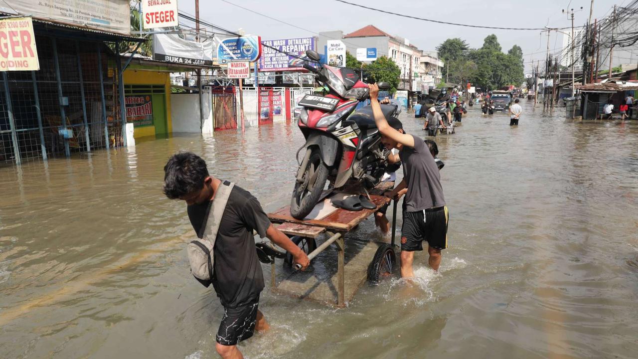Kondisi akses Jakarta-Tangerang terputus akibat luapan Kali Angke