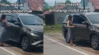 Emak-Emak Menghalangi Akses Masuk, Netizen Ingatkan Sopir Truk agar Bersabar