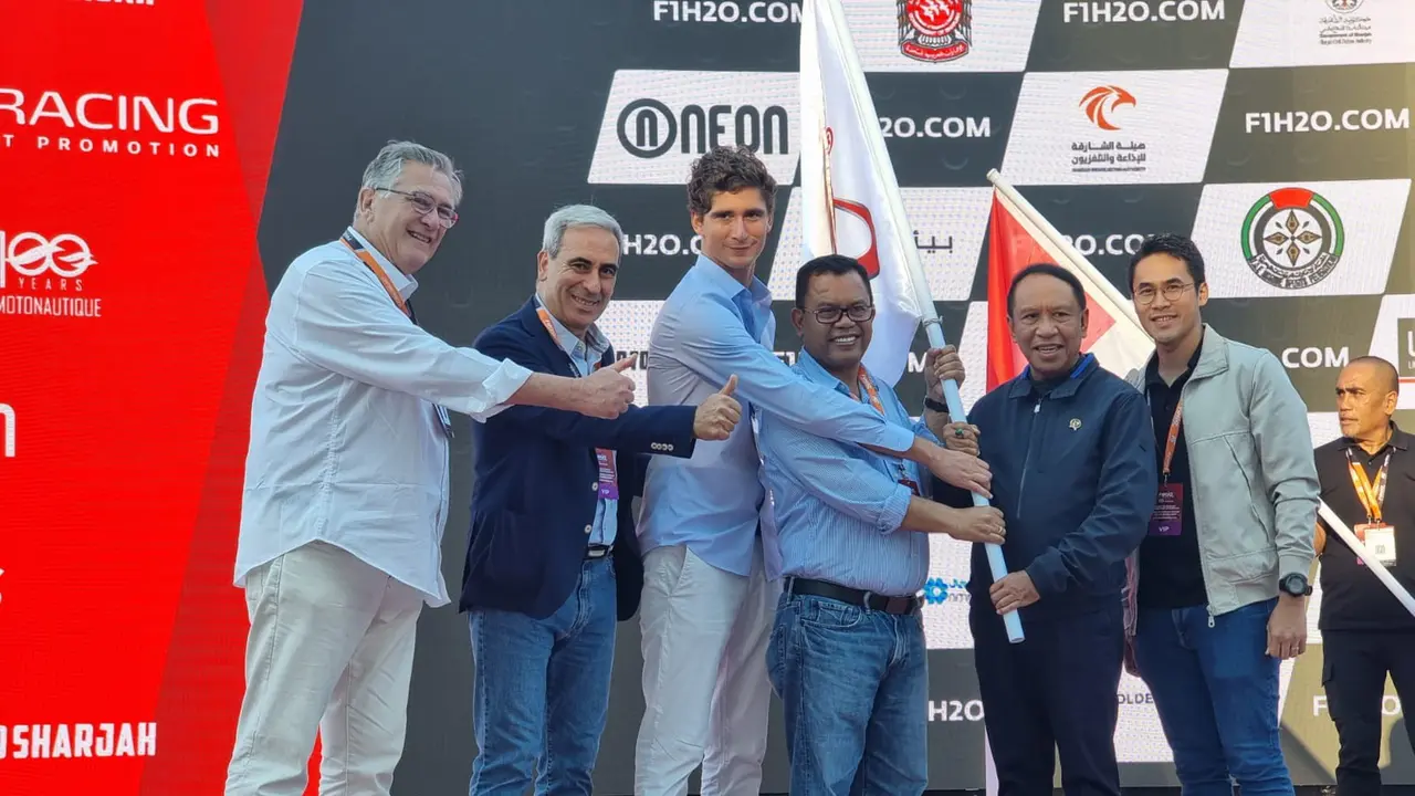 Menteri Pemuda dan Olahraga Republik Indonesia (Menpora RI) Zainudin Amali menerima bendera penyelenggaraan F1 Powerboat