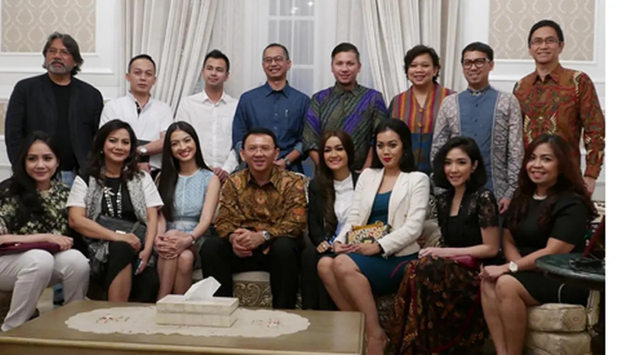 Basuki Tjahaja Purnama alias Ahok mengundang sejumlah artis makan malam di rumah dinas Gubernur di Taman Suropati, Menteng, Jakarta Pusat, Selasa (29/3/2016). (Bintang.com/Instagram)
