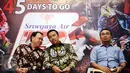 Menpora, Imam Nahrawi mendengar penuturan Dirut Sriwijaya Air, Chandra Lie jelang memberi keterangan terkait ajang MXGP 2017 di Jakarta, R (18/1). Ajang MXGP 2017 akan digelar di kota Pangkal Pinang, 4-5 Maret. (Liputan6.com/Helmi Fithriansyah)