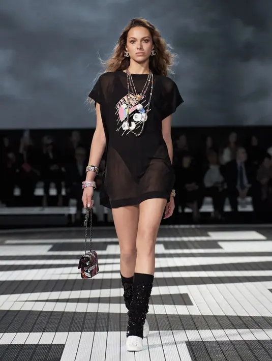 Tak hanya itu saja, sentuhan grunge juga menjadi inspirasi desain yang diangkat.  [Foto: Chanel.dok]