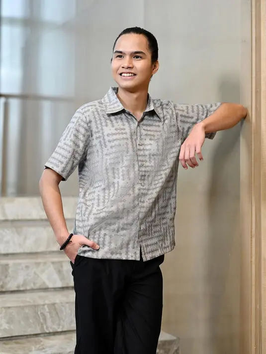 Selanjutnya Dul, memberi impresi kasual lewat padu padan kemeja lengan pendek, celana  panjang, dan gelang sederhana. [@geulis.id]