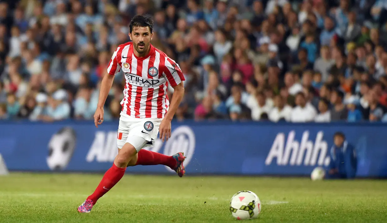 Foto pemain depan Melbourne City, David Villa menggiring bola saat bertanding melawan Sydney FC pada A-League Australia di Sydney 11 Oktober 2014.  Di klub ini, Villa berstatus pemain pinjaman dari New York City dan mencetak 1 gol. (AFP/William West)