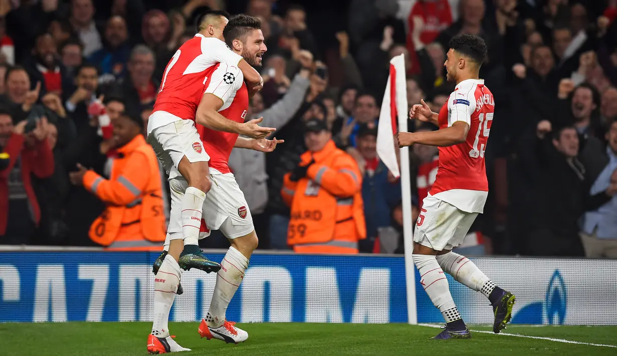 Penyerang Arsenal, Olivier Giroud (tengah) melakukan selebrasi usai mencetak gol kegawang Muenchen pada pertandingan liga Champions di Emirates Stadium, London, Inggris  (20/10/15). Arsenal menang atas Muenchen dengan skor 2-0. (Reuters/Dylan Martinez)